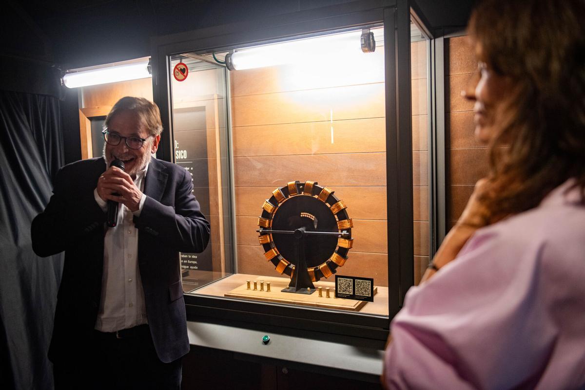 La muestra itinerante, organizada por la Fundación La Caixa, recorre la vida y obra del ingeniero serbio, figura clave en la historia de la ciencia gracias al desarrollo de inventos que marcaron el siglo XX.