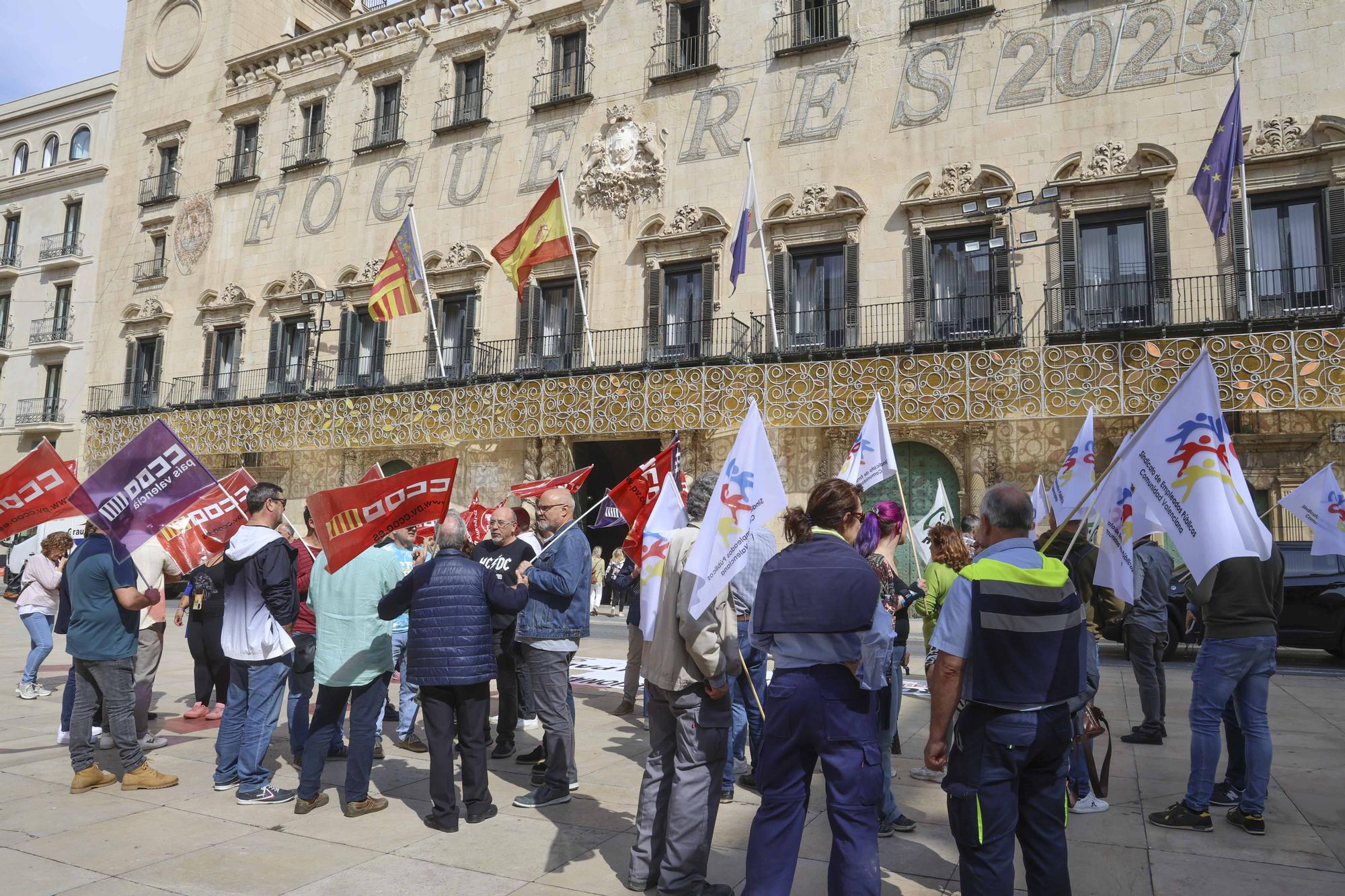 La primera huelga de funcionarios del Ayuntamiento de Alicante