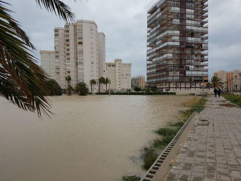 La playa de San Juan inundada tras el temporal