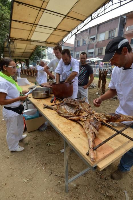 Moraña fue hoy el templo del carneiro ao espeto, plato que degustaron los vecinos y los visitantes acompañado de empanadas de zorza o bacalao con pasas