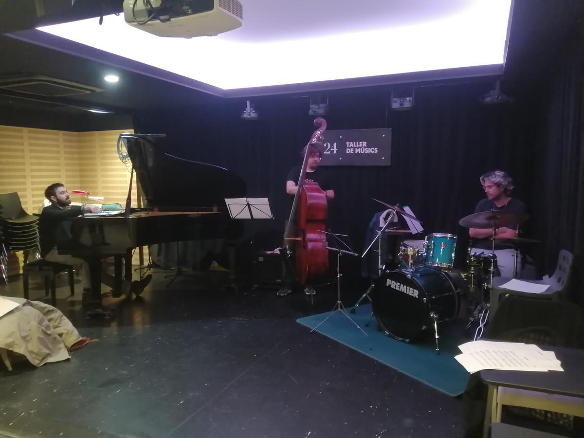 Trio de jazz assajant en una de les aules.