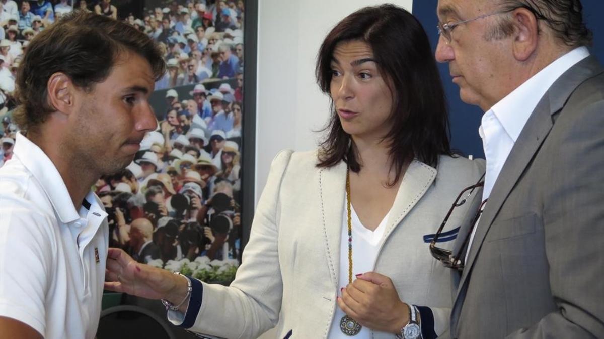 Rafa Nadal conversa con María José Rienda, presidenta del CSD, y Miguel Díaz, presidente del tenis españaol, hoy, en Manacor.