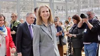 La infanta Elena descubre el secreto de la mascletà en València: "No se trata de tirar pólvora sin más, sino de llevar un ritmo"