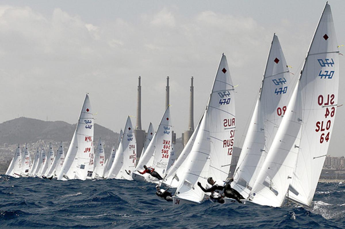 Sortida de la regata masculina en el Mundial de vela 470, que es disputa a Barcelona.