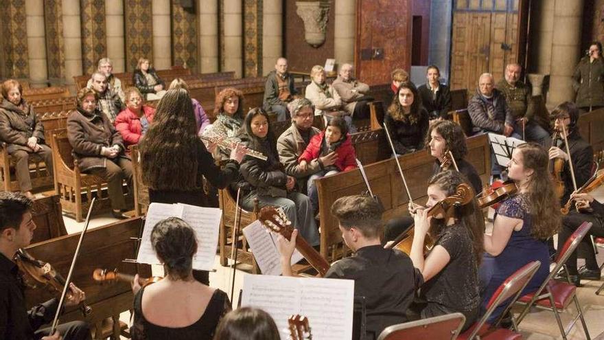 Componentes de la orquesta &quot;Boccheroni&quot;, tocando en la iglesia de La Felguera estas Navidades.