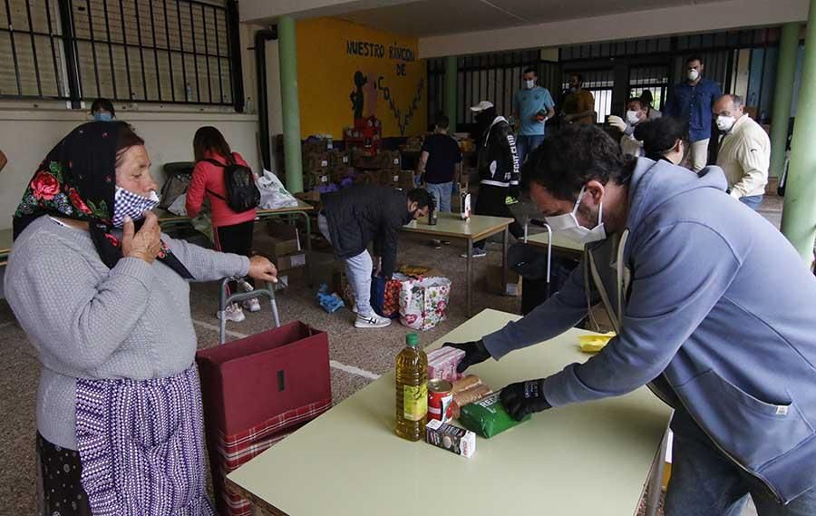 Reparto masivo de alimentos en el colegio Fernán Pérez de Oliva