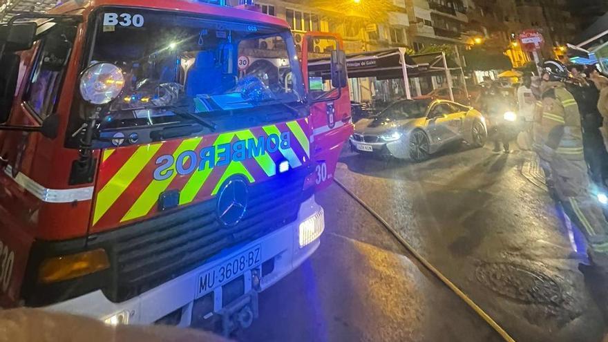 Un incendio en un edificio cerca del Cine Rex pone en alerta a los Bomberos de Murcia