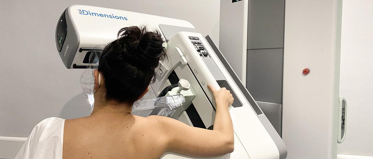 Una paciente se realiza una mamografia.