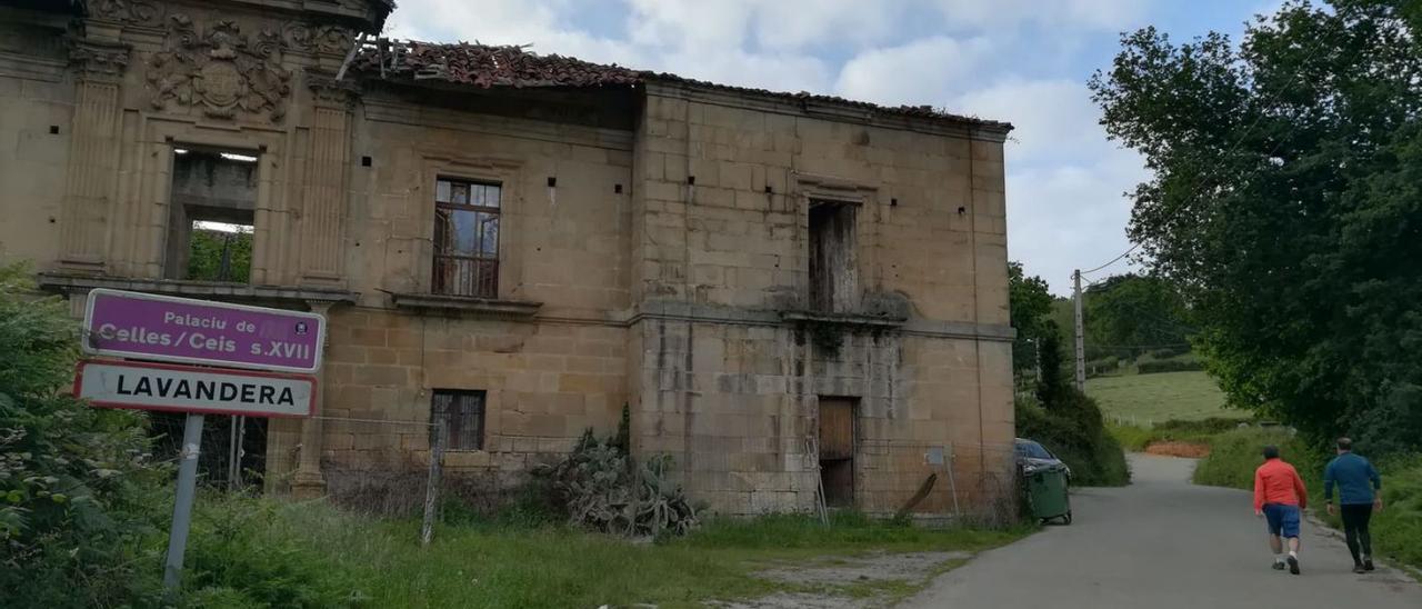 Estado actual de la fachada del edificio, en ruinas en su interior. | P. T.
