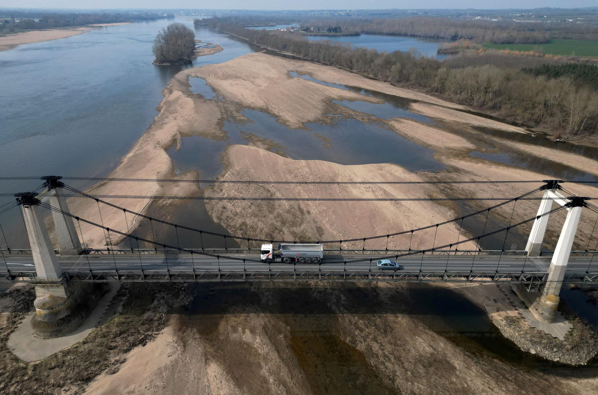 Winter drought in France lets sandbanks reappear too soon in the Loire River