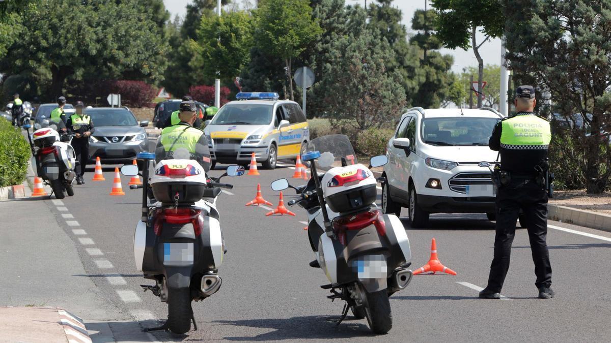 Policías de Sagunt, en un control de tráfico.