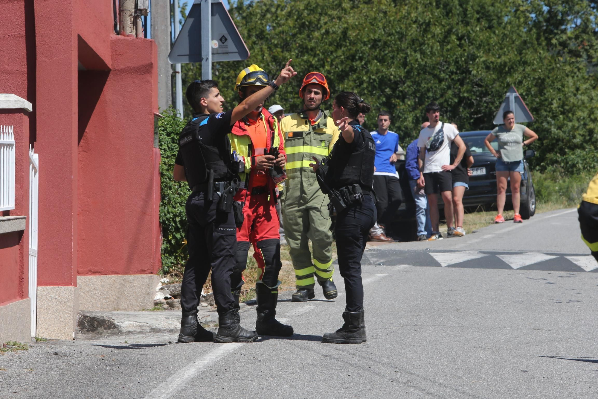 Vecinos se sumaron a las labores de extinción del incendio de A Barraca, en Bueu