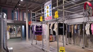 Andamios y carteles de obras en la nueva SSSTUFFF.