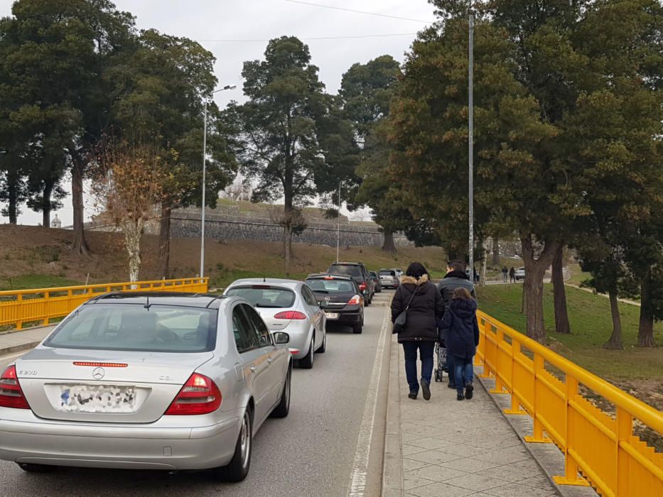 Largas retenciones y caos en la carretera. // Marta G. Brea