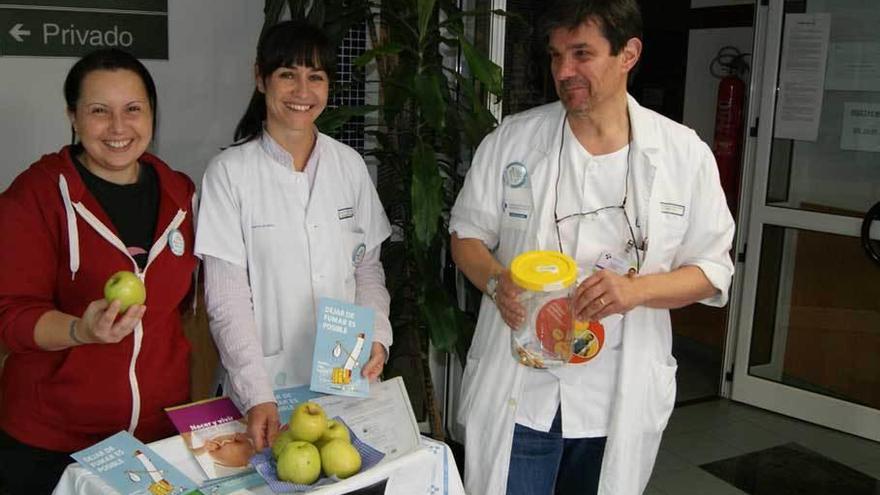 El centro de salud de La Caridad invita a manzanas en vez de cigarros