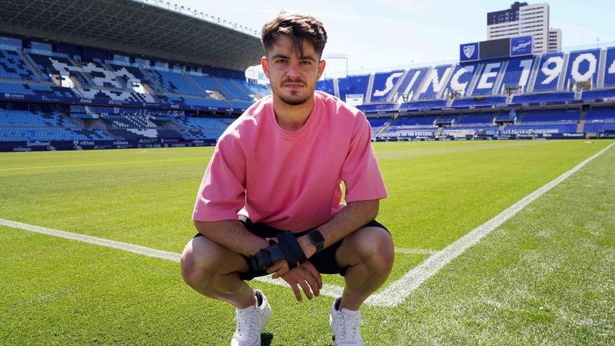 Dani Lorenzo posa para La Opinión de Málaga en el césped de La Rosaleda, tras un entrenamiento.