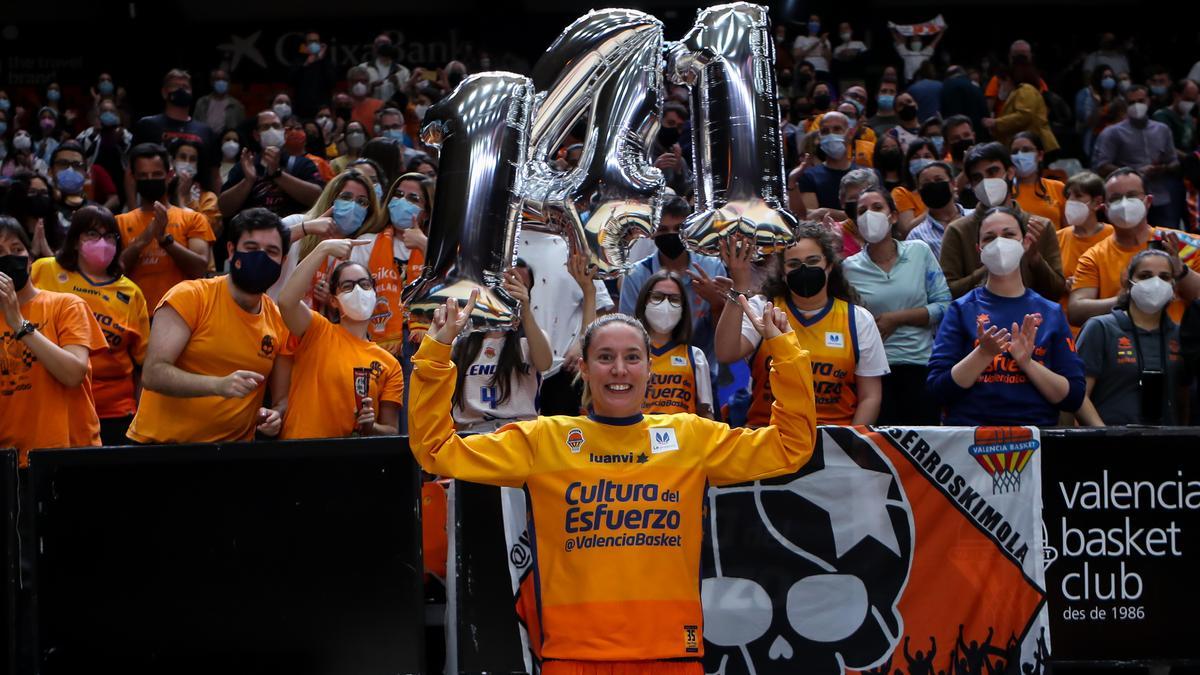 Anna Gómez fue homenajeada en La Fonteta el pasado domingo, día en el que sumó 141 partidos como 'taronja'