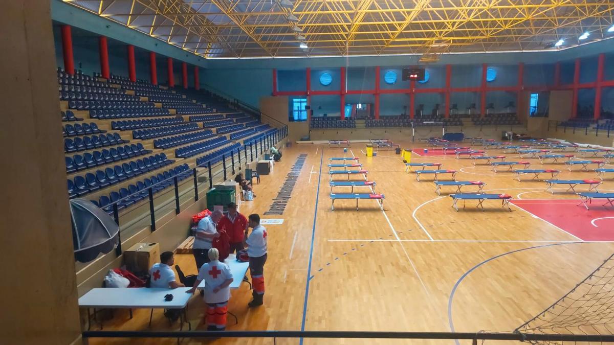 Equipo Cruz Roja en el refugio montado en el Pabellón