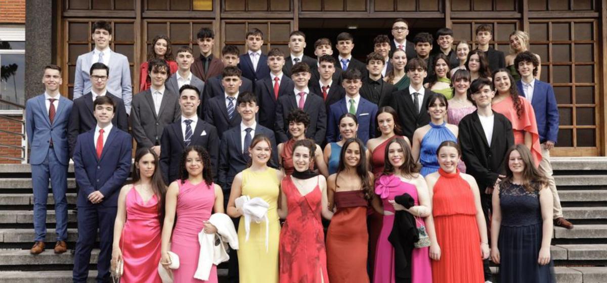 Alumnos de 2º Bachillerato del Montedeva, en la entrada del colegio.