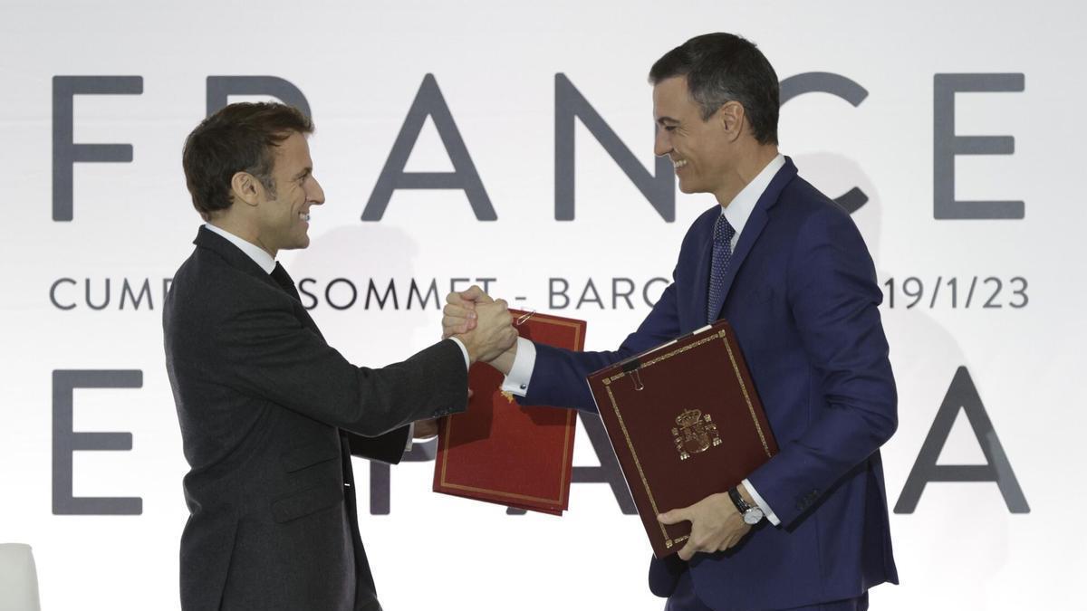 El presidente de Francia, Emmanuel Macron y el presidente del Gobierno, Pedro Sánchez (d), posan tras la firma de un Tratado de Amistad entre sus respectivos países, durante la XXVII Cumbre Hispano-Francesa