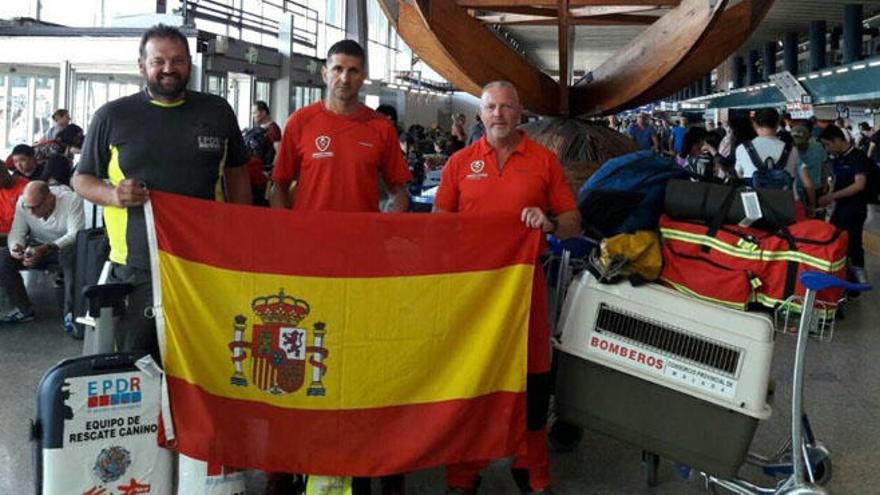 Los bomberos malagueños, con la bandera de España.