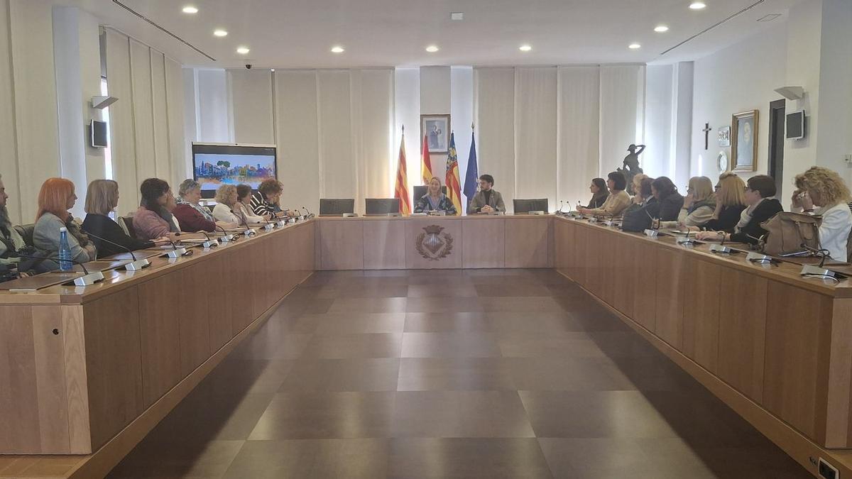 La vicealcaldesa Fajardo ha encabezado la reunión con las entidades sanitarias y sociales para presentarles la Escuela Municipal de Felicidad de Vila-real.