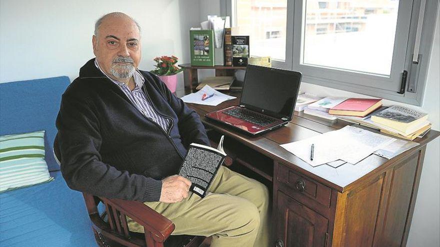 El escritor Fernando Flores del Manzano, en su casa, con una de sus obras.