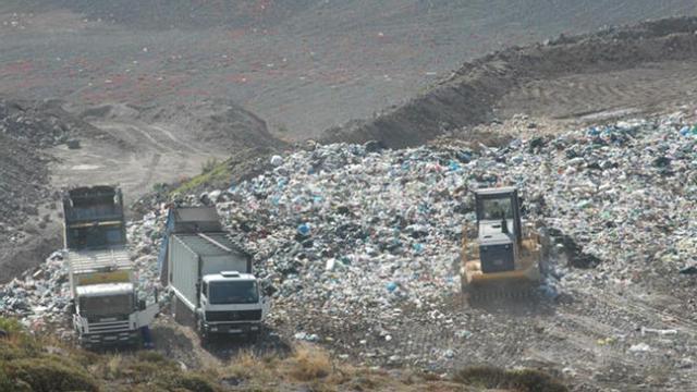 Camiones dejando basura en el vertedero de Salto de Negro.