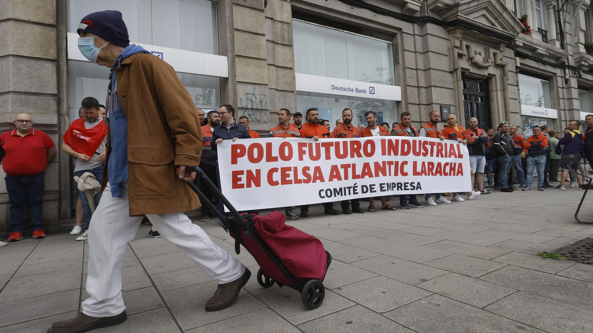 GRAF9583. CORUÑA, 10/06/2022.- La plantilla de Celsa Atlantic protagoniza una concentración ante el riesgo que corren 135 puestos de trabajo en A Laracha y su acción reivindicativa transcurre de manera simultánea otras de la misma empresa en Barcelona Bilbao o Santander EFE/kiko delgado