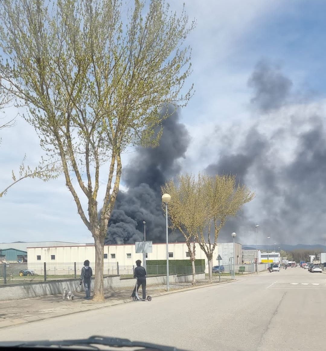 Espectacular incendi al pati d'una empresa del polígon de les Preses