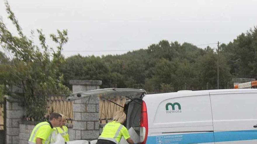 El vehículo impactó contra una columna de piedra en la margen izquierda.