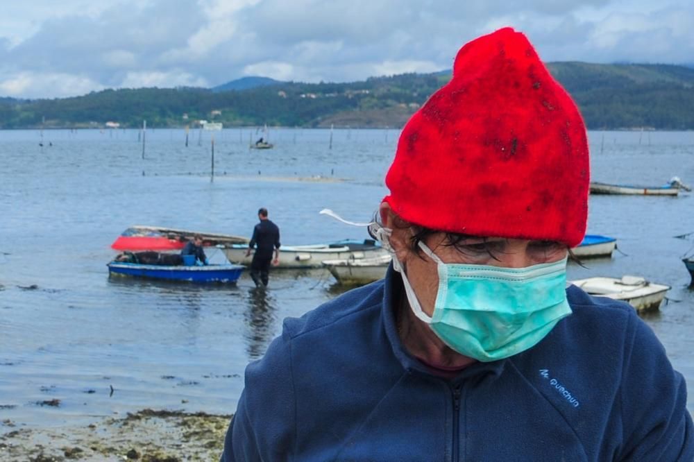 Parquistas de Carril y mariscadores de Vilaxoán durante su vuelta a la actividad.  // FdV