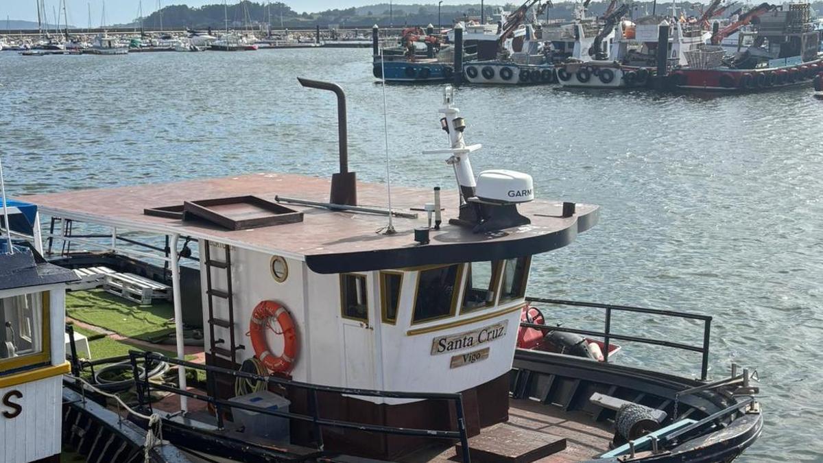 El «Santa Cruz», ya amarrado en el puerto de Rianxo.