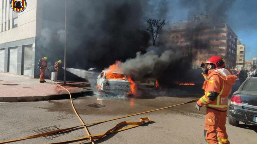 Tres vehículos se incendian en Albal