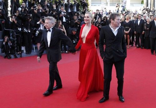 La actriz  Emmanuelle Seigner eclipsó Cannes con un escote de vértigo.