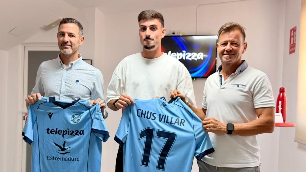 Chus Villar, en el centro, durante su presentación como jugador del Extremadura.