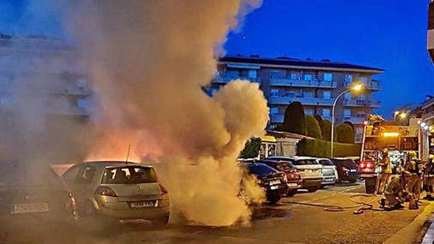 Vehicles cremats a Blanes, la matinada del 2 de juny.