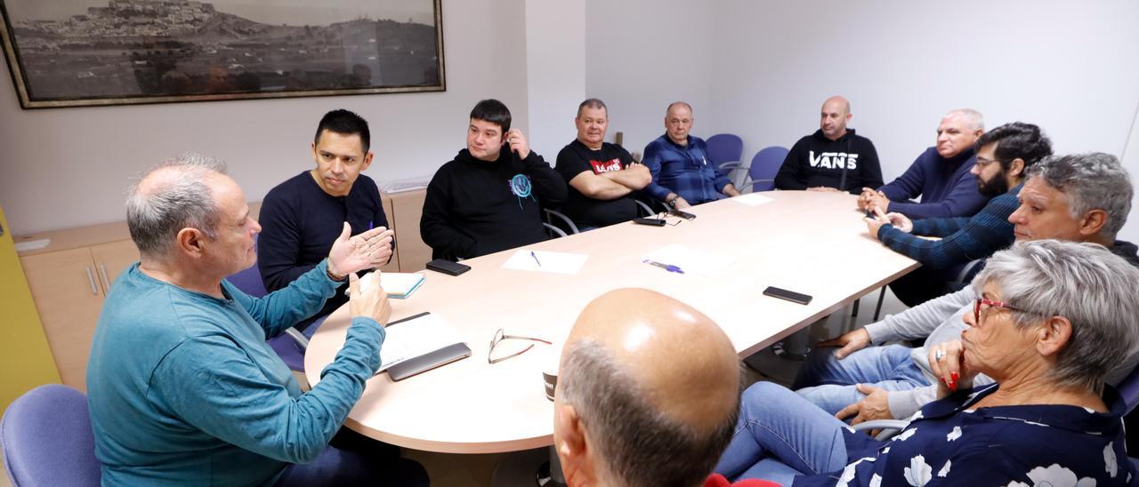 Imagen de la reunión mantenida el lunes entre Aitor Morrás y las asociaciones de taxistas.