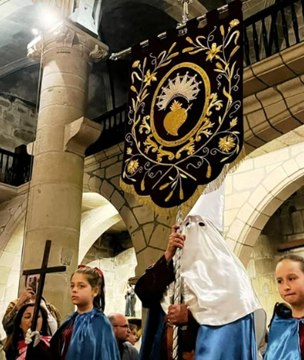 La procesión cofrade en el interior del templo parroquial de Cangas.