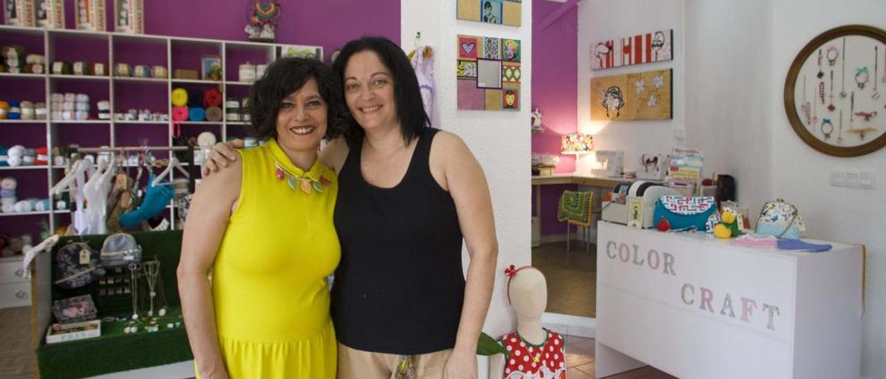 Teresa García y Belén Pacheco en su tienda Color&amp;Craft.
