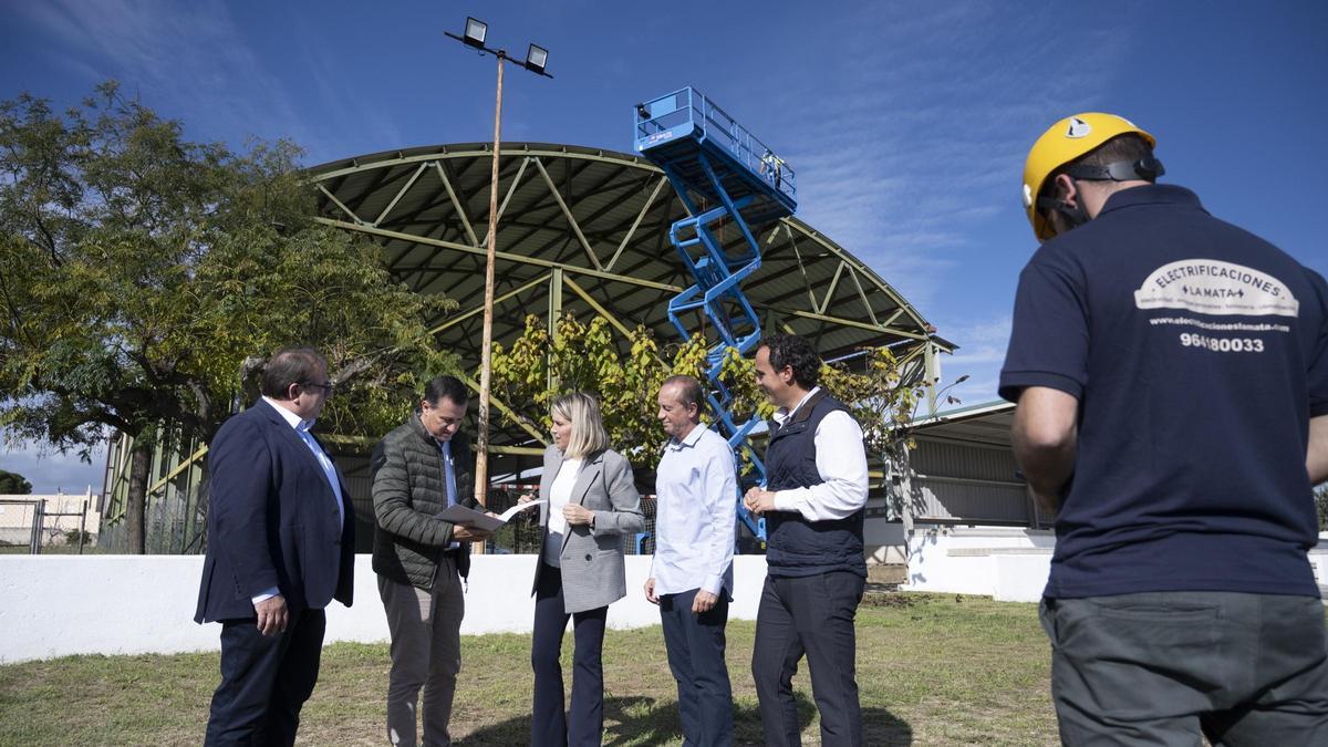 La presidenta Marta Barrachina en una instalación de placas solares.