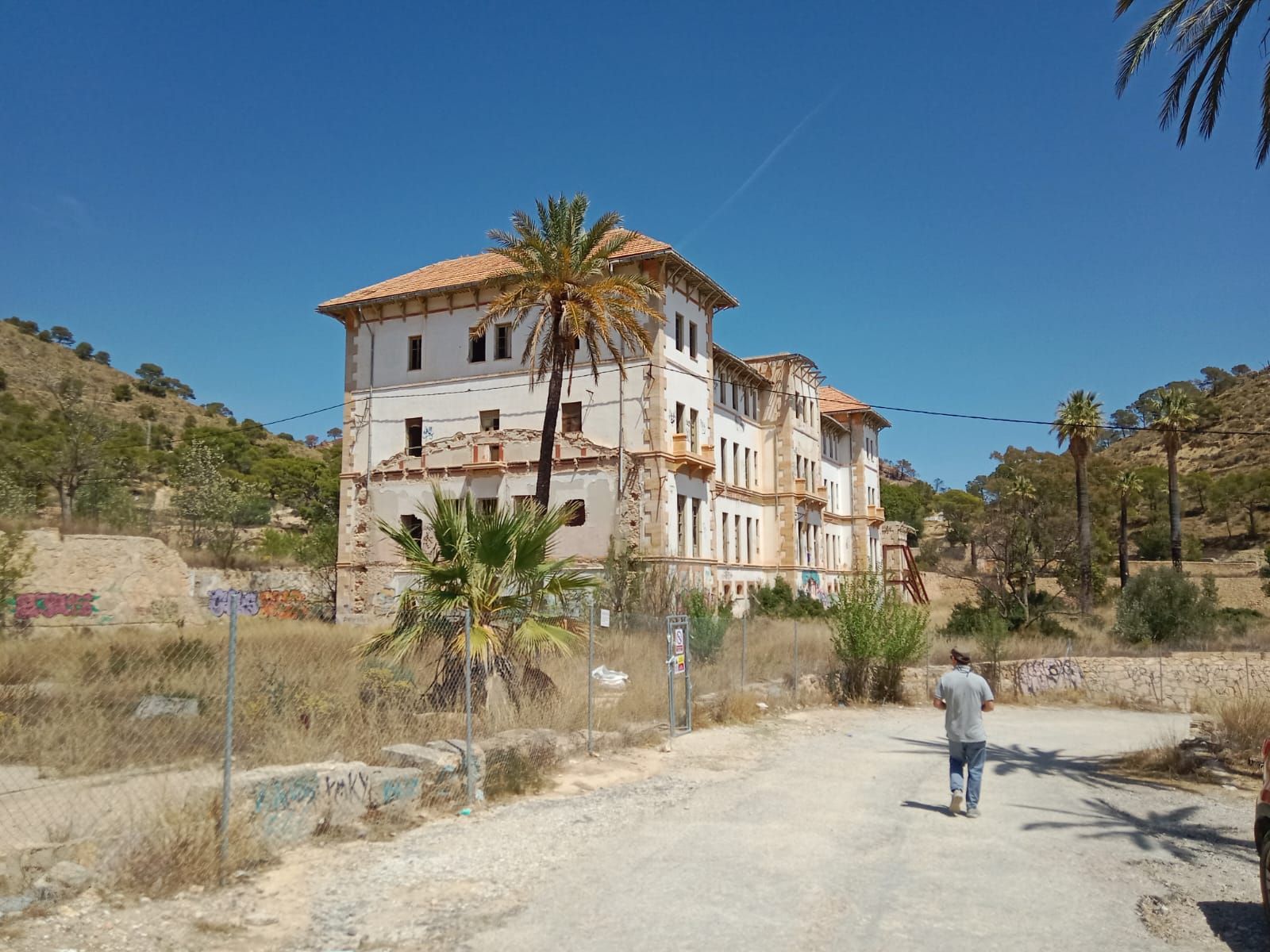 Abren varios agujeros y destrozan las cámaras para acceder al Balneario de Aigües