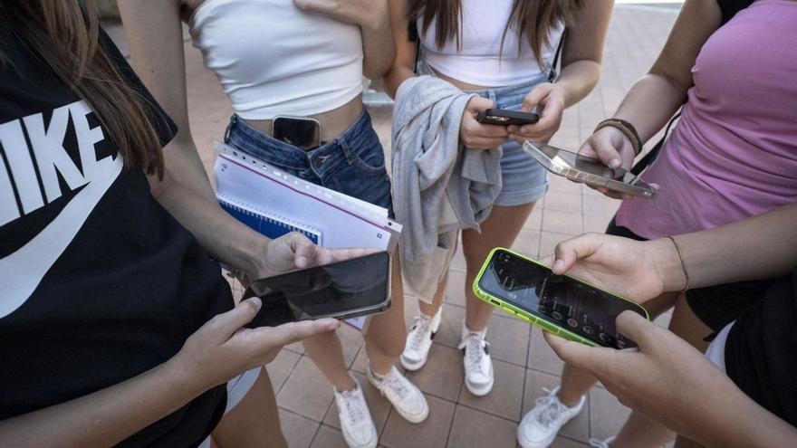 Uso de teléfonos móviles por parte de alumnas de un instituto.