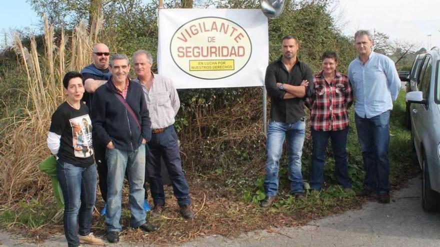 Varios vigilantes del Miraflores y otros trabajadores del sector, ayer, en las inmediaciones del centro.