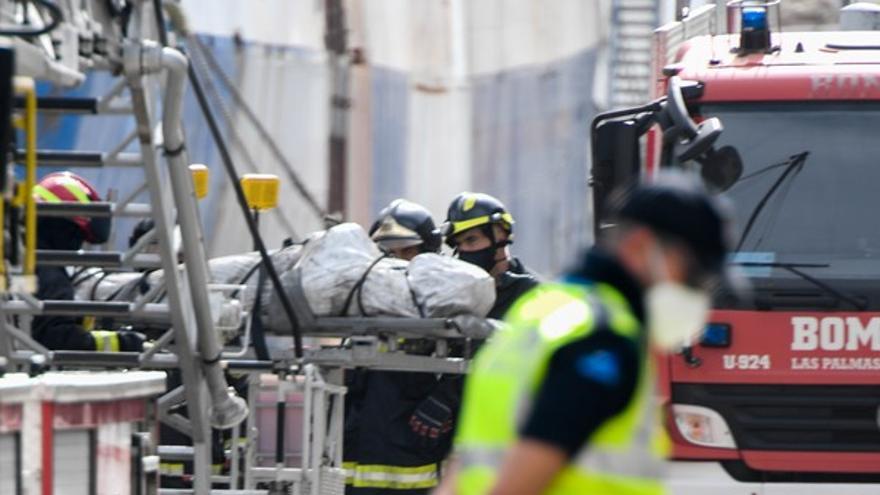 Extinguido el incendio en un barco en el puerto de La Luz con tres fallecidos