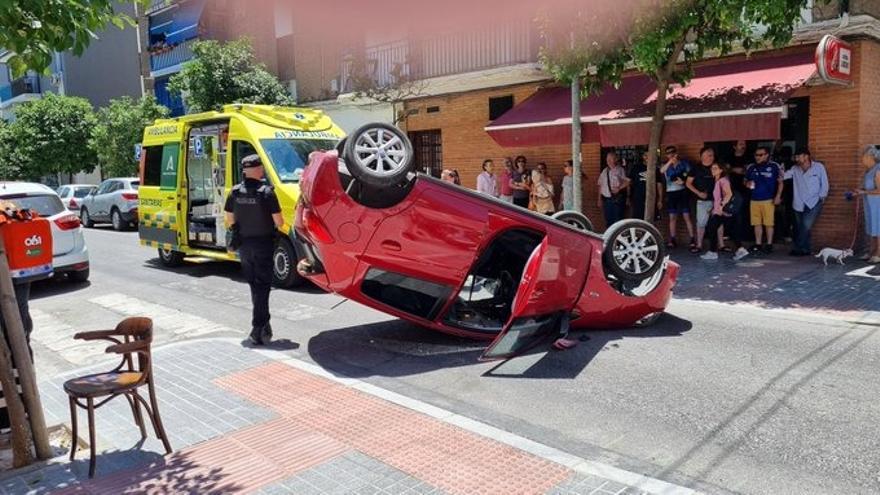 Una persona herida tras un choque frontal en el barrio de Levante de Córdoba