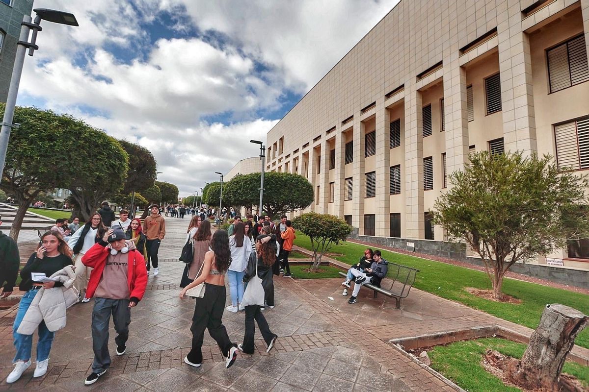 Alumnos en el Campos de Guajara de la Universidad de La Laguna.