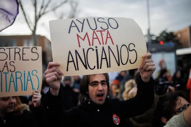 Concentración contra el reconocimiento a Ayuso en la Universidad Complutense