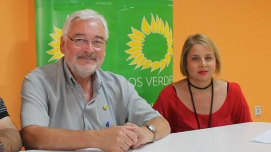 El alcalde, José Manuel Dolón, acompañado de la concejala Carmen Morate, ambos de Los Verdes.