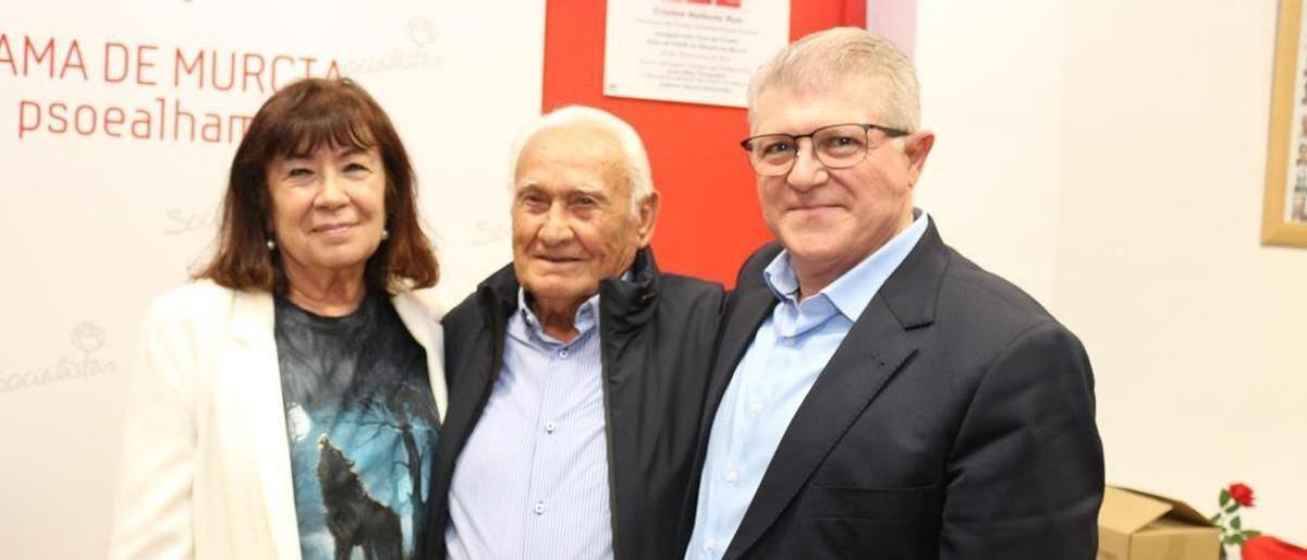 Narbona y José Vélez (d) acudieron al homenaje en Alhama del histórico socialista Manolo Gambín.